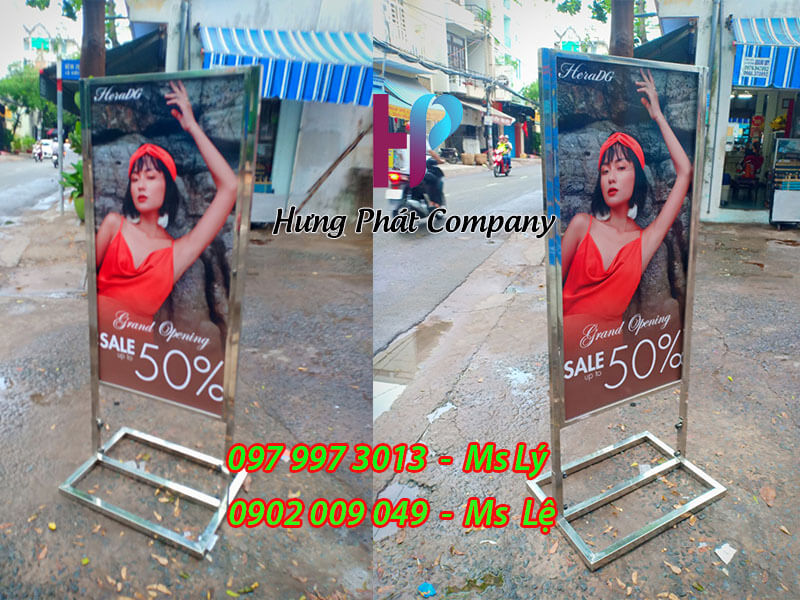 mau standee quang cao bang inox